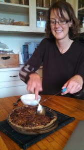 Bakemistress Jacquelyn cutting the apple pie!